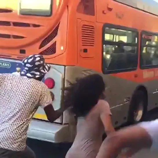 When ya at the bus stop and ya jam come on 🚌🏃💨 (Nigga Vine)