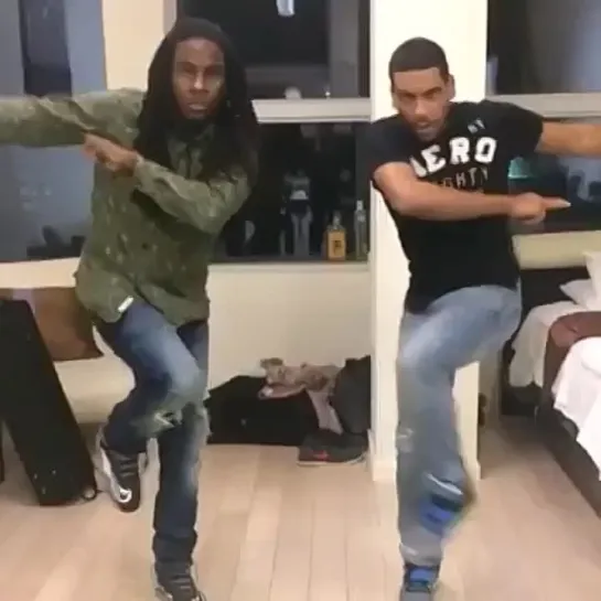 When your girlfriends brother is coming over to fight you and he's bigger than you (Nigga Vine)