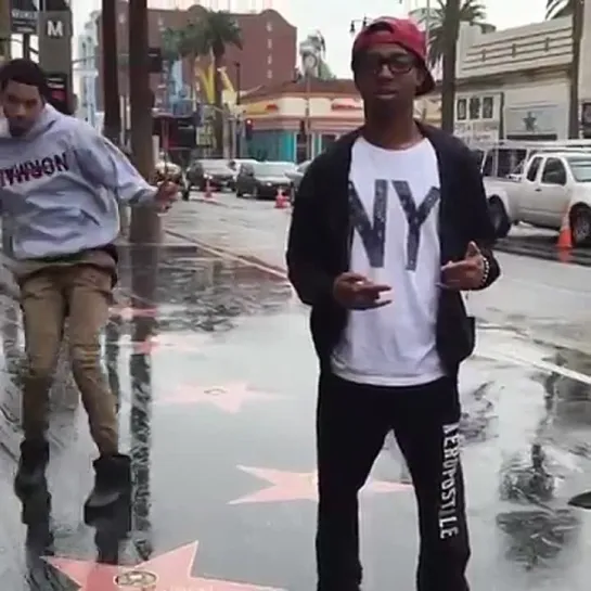 When you see your best friend trying to take a picture without you (Nigga Vine)