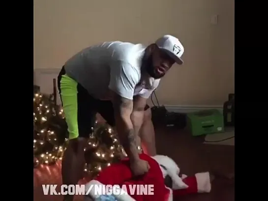 When you catch Santa being naughty (Nigga Vine)