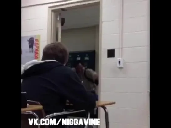 Walking past a class your friend is in (Nigga Vine)