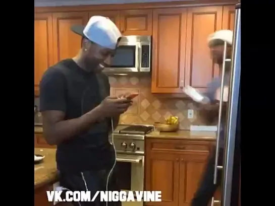 When your friend doesn't share their phone charger (Nigga Vine)