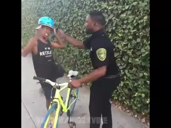 Officer Bobby Johnson pulls over a young criminal (Nigga Vine)