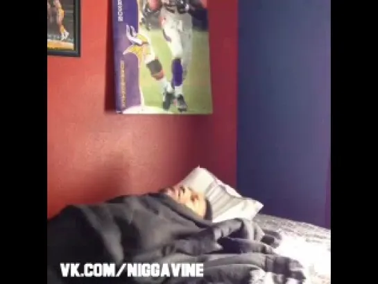 When you wake up to the smell of food (Nigga Vine)