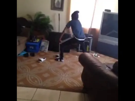 How girls be at the crib when they favorite twerk song come on 😂 😂 (Nigga Vine)