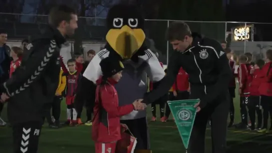 Die Mannschaft training session with kids