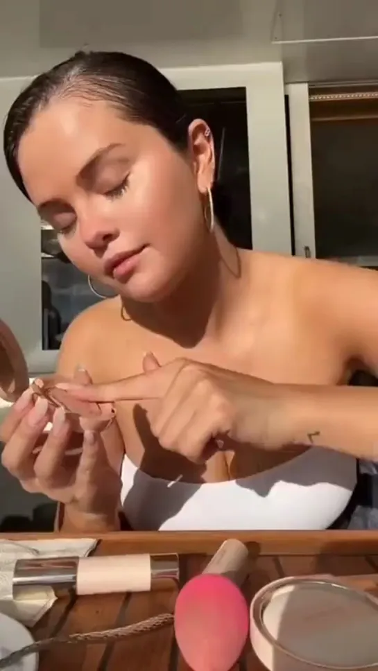 30 December: Selena uses Rare Beauty makeup in a new video shared by Nicola via TikTok story