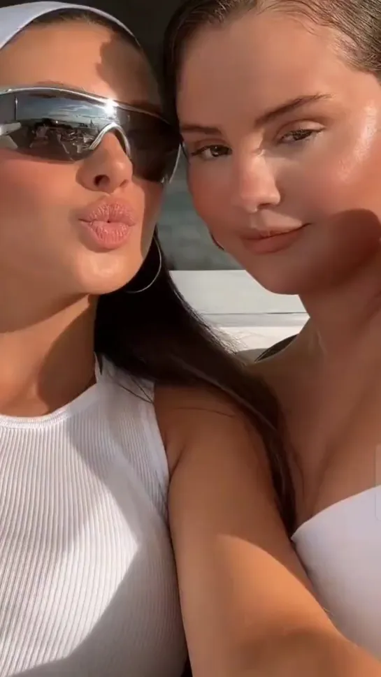 Selena & Nicola Peltz looking pretty fabulous in a new video shared by Nicola via TikTok story