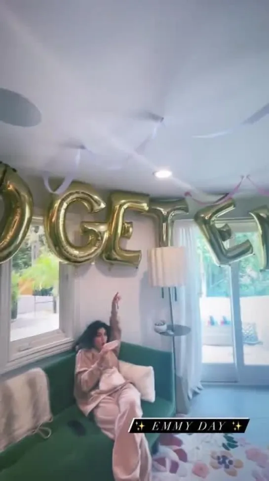 As amigas de Selena Gomez decoraram sua casa em preparação para o EMMY com balões escritos