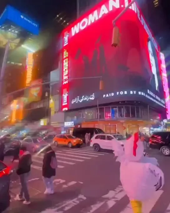 Selena Gomez e Cara Delevingne passaram o Halloween juntas, na Times Square, vestidas de banana e galinha, respectivamente.