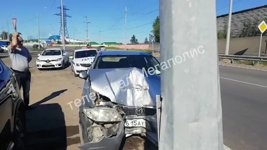 Мегаполис - Мазда врезалась в столб - Нижневартовск