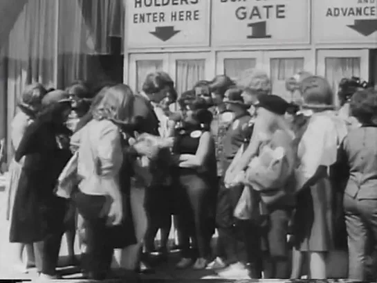 [1964.09.13] Baltimore. Airport scenes. Ringo interviewed at the aeroplane. Interview with fans