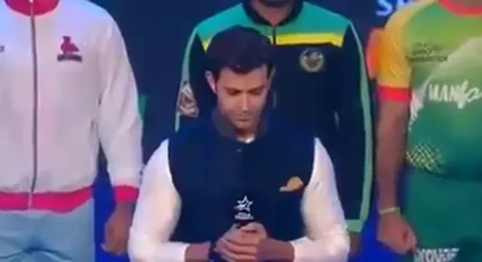 Hrithik Roshan Sings The National Anthem At Pro Kabaddi Final 2016