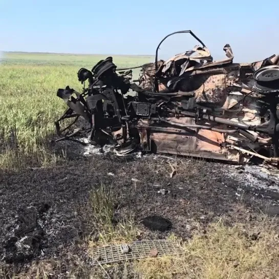 В результате обстрела Горловки один из снарядов разорвался вблизи гражданского автомобили в котором были мирные жители.