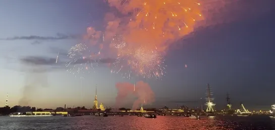 Салютом завершилось празднование Дня ВМФ в Санкт-Петербурге.