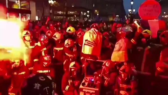 🔥🇫🇷Франция в огне: 1 млн человек участвуют в антиправительственным протестах В Бордо пылает мэрия.