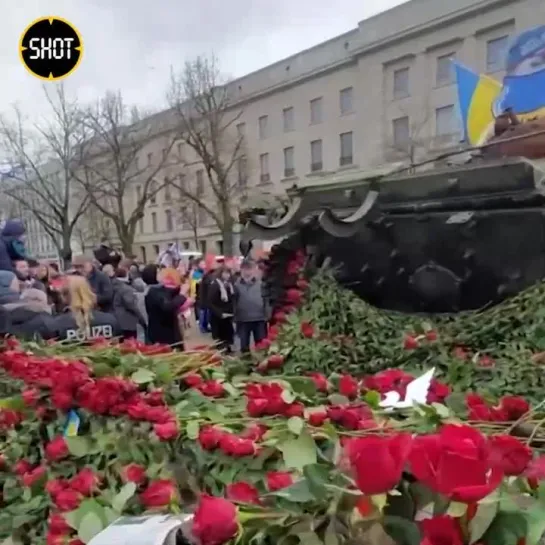 Подбитый российский танк Т-72, установленный перед Посольством РФ в Берлине, превратили в мемориал.