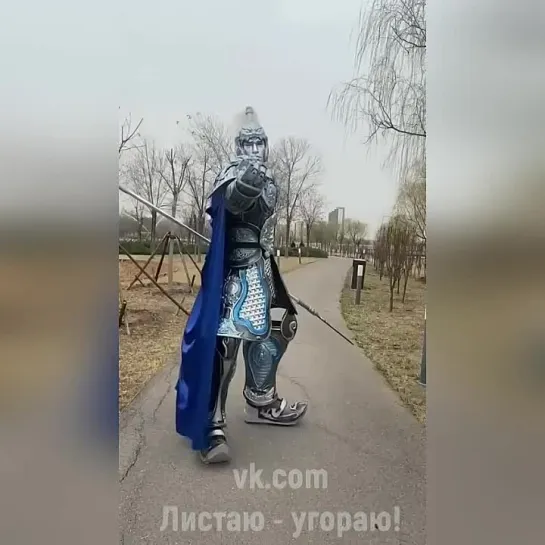 Вот это я понимаю у мужика лютый костюмчик!