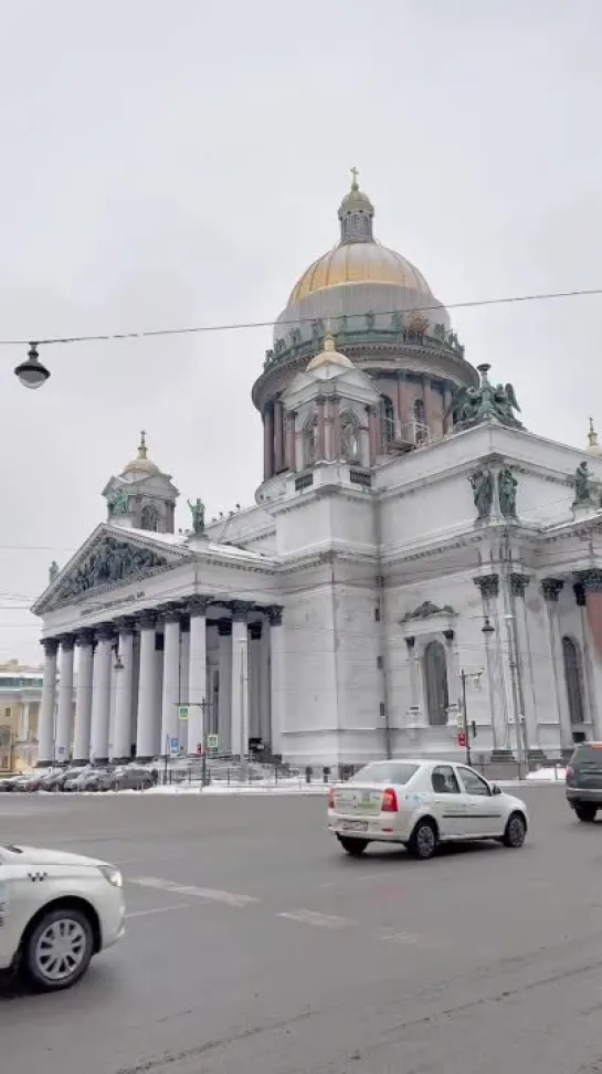 Исаакиевский собор покрылся инеем