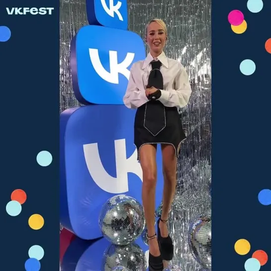 Клава Кока поздравляет всех с Новым годом на VK Fest онлайн 2022