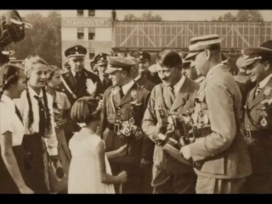 Гитлер был и таким... Кто знает, кто поет?