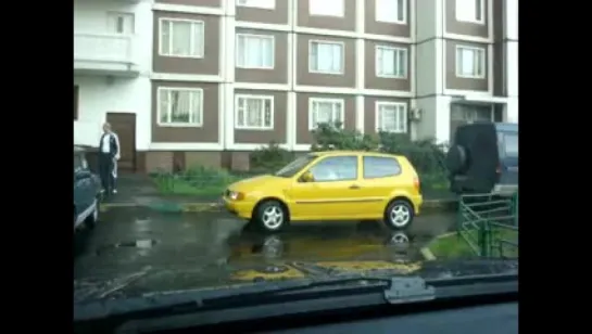 Видео дня: Девушка паркуется. Ха ха это ж надо так додуматься=))) жжёт вооще=)