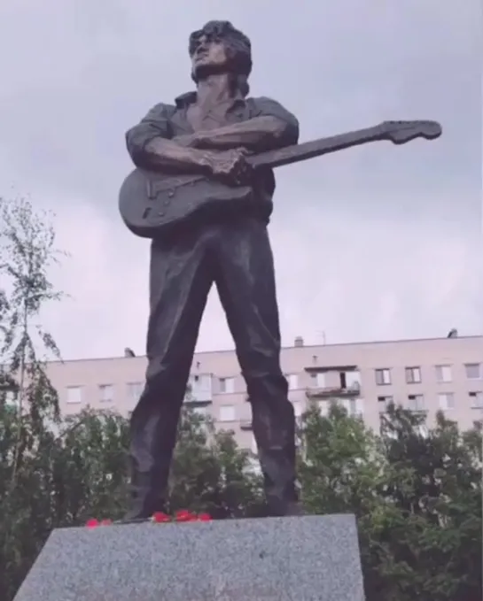 Памятник Виктору Цою в Санкт-Петербурге.