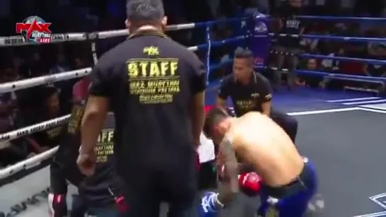 Muay Thai fighter Gou Dakui knocks out his opponent - and referee