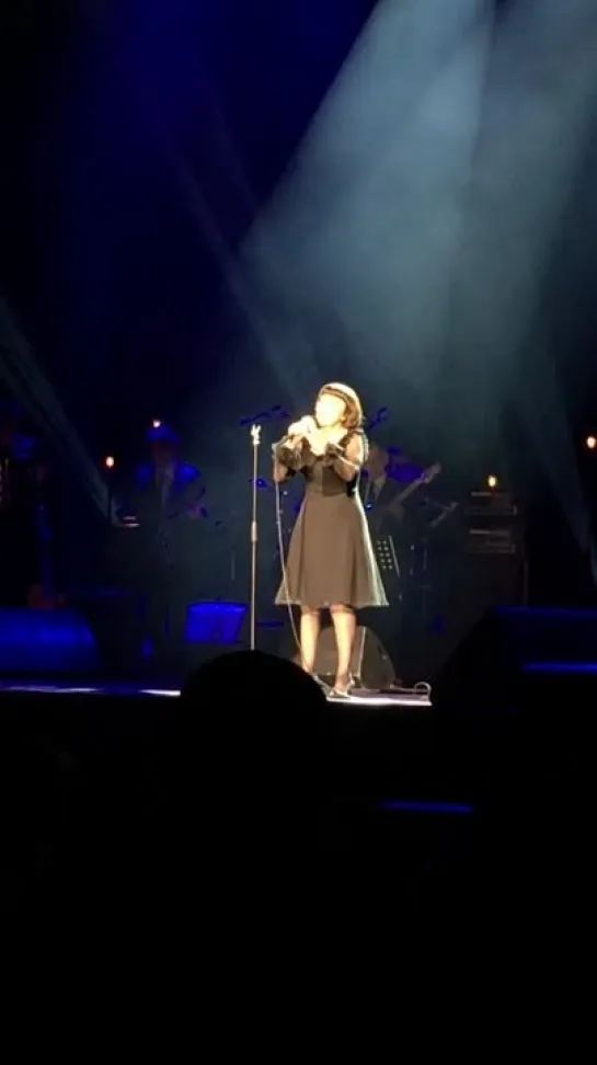 Mireille Mathieu "Une vie d'amour" live a L'Olympia 26.10.2014