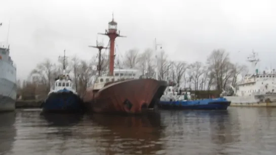 Плавмаяк "Ирбенский" отводят от причала в Ломоносове...