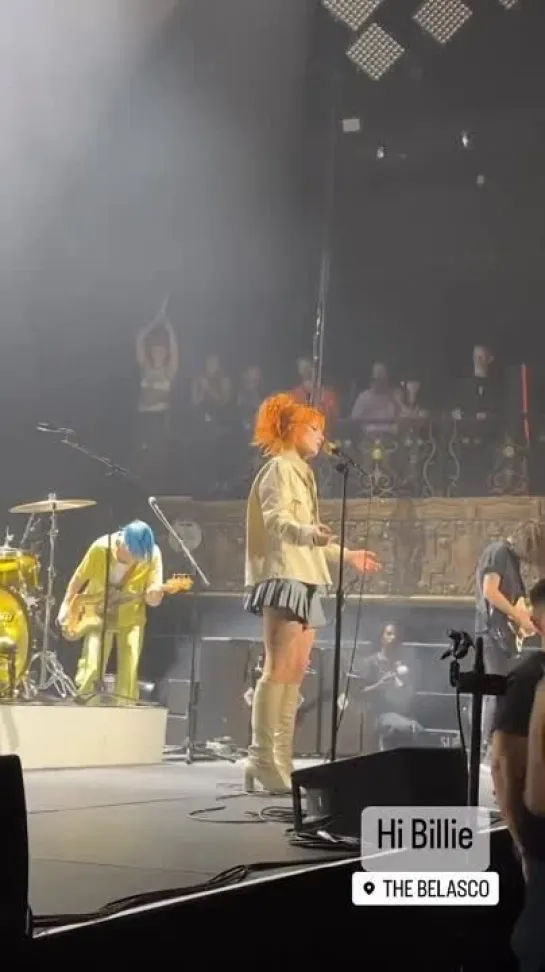 Билли с семьёй и парнем на концерте группы Paramore