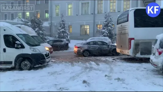 Снегопад: в Казани пробки возле КФУ