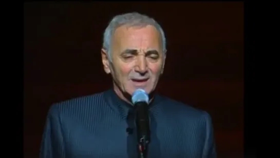 Charles Aznavour chante 'Les deux guitares' - 1997