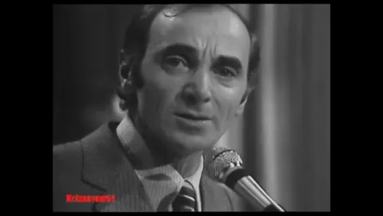 Charles Aznavour chante 'Les deux guitares' 1972