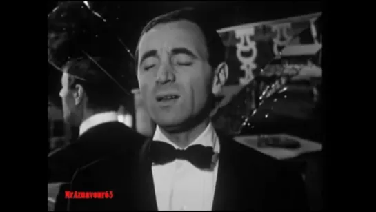 Charles Aznavour chante 'Les deux guitares' 1960