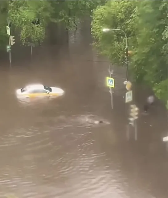 Последствия сильного ливня в Москве