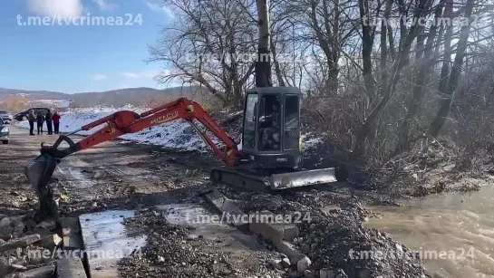 Уровень воды в реке Бельбек, которая подтопила мост в селе Нижняя Голубинка под Бахчисараем, уменьшился