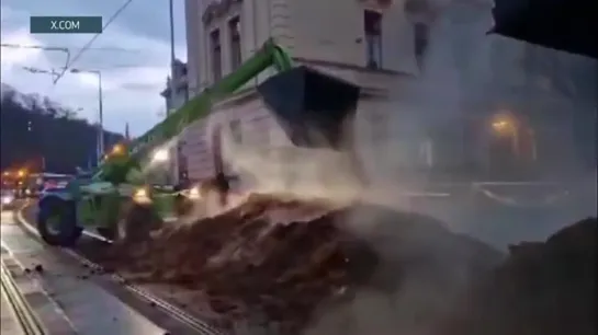 🔥Протестующие фермеры выгрузили навоз перед дворцом правительства в Праге