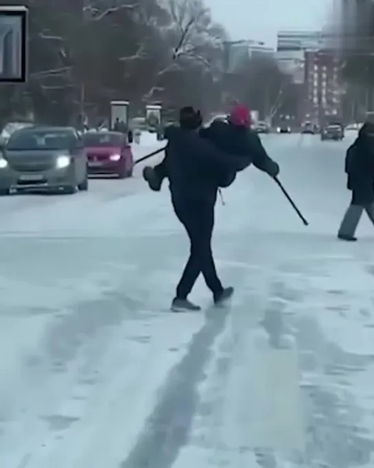 👍 В Екатеринбурге мужчина перенес бабушку через дорогу!