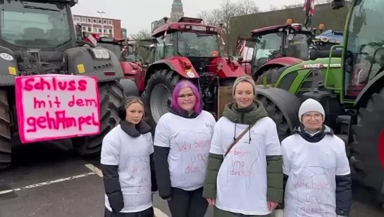 🔥 Протесты в Германии набирают обороты👍К протестующим немецким фермерам активно присоединяются работники, врачи и учителя!