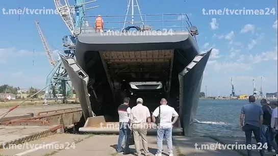 Большой десантный корабль прибыл в Керченский морской рыбный порт