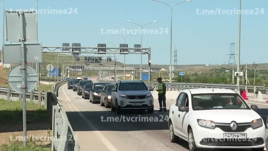 На подъезде к Крымскому мосту со стороны полуострова больших пробок нет