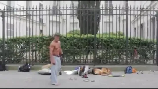 Бомж бодибилдер из Парижа _ Homeless of bodybuilding from Paris