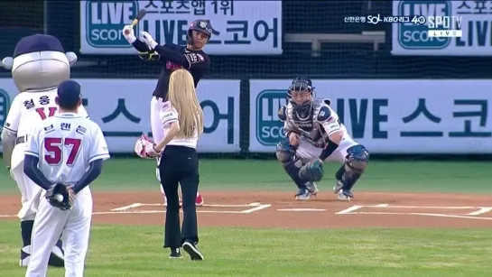 [CLIP] Hyoyeon - KBO League KT Wiz vs Doosan Bears Ceremonial First Pitch