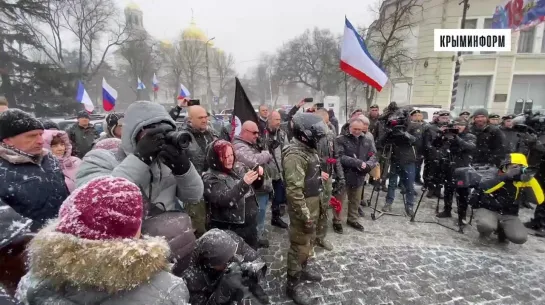 «Ночные волки» в Симферополе возложили цветы к памятнику Вежливым людям