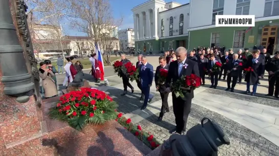 Торжественное возложение цветов к памятнику народного ополчения главой Крыма