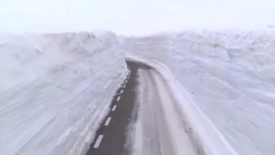 Дорога в горах Японии.