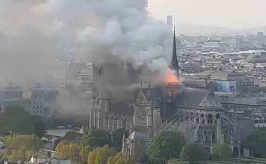 Горит собор Notre Dame Cathedral in Paris под black metal