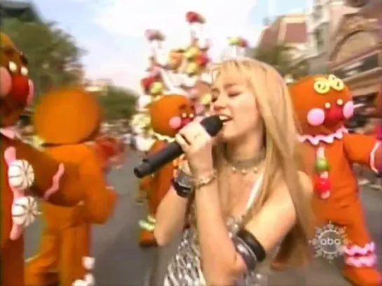 Miley Cyrus - Rockin' Around the Christmas Tree (Walt Disney World Christmas Day Parade 2006)