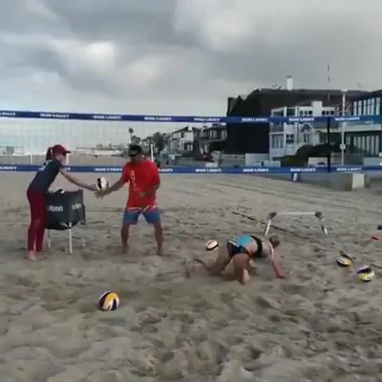 Training Beachvolley  надо не только быстро бегать, но и быстро ползать